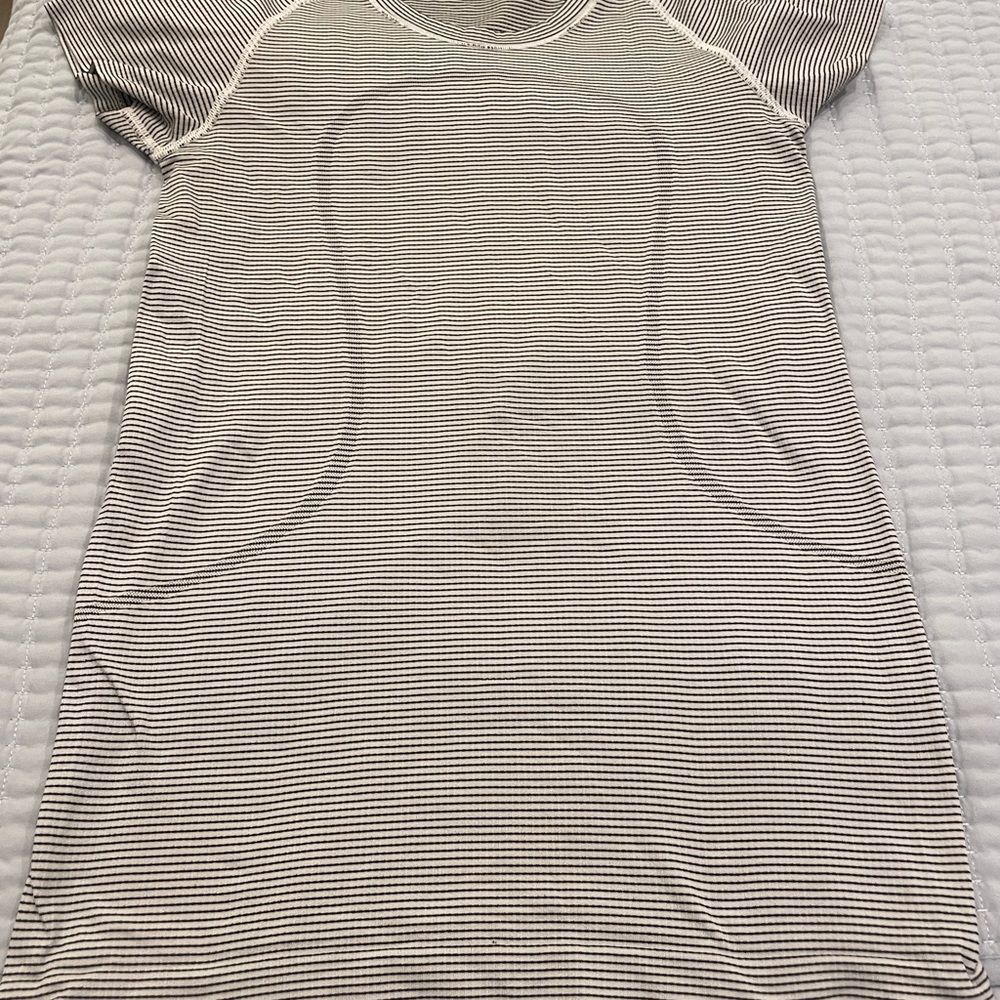 Lululemon Run Swiftly white with black stripes size 6 - Excellent Condition!